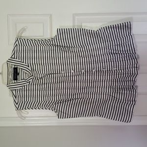 Jones New York Signature Medium sleeveless ladies top. White with black stripes